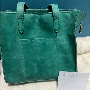 Portland, leather goods surf Lola zip